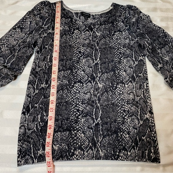 Talbots Pure Merino Wool Women’s Sweater XS Long Bishop Sleeve Gray Snake Print - Picture 5 of 12